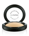 A luxurious domed face powder with minerals, slowly baked to provide a dimensional yet natural-matte finish. Provides perfect low coverage. Use to set and fix foundation or as a touch-up throughout the day.