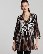 Fierce feline stripes climb the length of a linen BASLER tunic to deliver a look that is bold and breezy all at once.