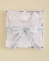 This cuddly, supersoft sleeping bag features a shoulder harness for cozy comfort, without the danger of your newborn becoming entangled during the night. This cuddly, supersoft sleeping bag features a shoulder harness for cozy comfort, without the danger of your newborn becoming entangled during the night.