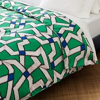 An original pattern that decorated the iconic wrap dress is reinterpreted to envelop beds. Intent on conveying asymmetry, its twists and turns and intensecoloration make it an energetic, dimensional overlay. An original pattern that decorated the iconic wrap dress is reinterpreted to envelop beds. Intent on conveying asymmetry, its twists and turns and intensecoloration make it an energetic, dimensional overlay.