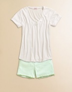 Classic five-pocket, frayed hem shorts in a crisp, clean wash that can be dressed up or down.Front button closureZip flyWaistband with belt loopsFlat front pocketsBack flap pockets with button closureFrayed hem96% cotton/4% spandexMachine washImported