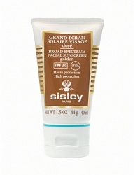 Suncare that offers medium protection, filtering UVA and UVB rays, protecting skin's DNA and stimulating its natural defense system. Provide hydration and comfort while remaining matte on the skin. Suncare that offers medium protection, filtering UVA and UVB rays, protecting skin's DNA and stimulating its natural defense system. Provide hydration and comfort while remaining matte on the skin.
