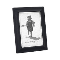 Curved leather gives this stately frame dimension, drawing the eye's attention to your photograph for a contemporary and stylish display. Curved leather gives this stately frame dimension, drawing the eye's attention to your photograph for a contemporary and stylish display.