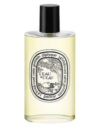 A spicy freshness to stir the senses evokes memories of the first Diptyque scent created in 1968. Italian green mandarin, grapefruit and petit grain with cloves, cinnamon bark, orange blossom and tonka bean. 3.4 oz. 