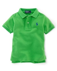 A short-sleeved polo shirt is cut in soft breathable cotton mesh. A short-sleeved polo shirt is cut in soft breathable cotton mesh.