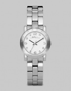 A classic style with a touch of sparkle and an iconic logo bezel. Quartz movementWater resistant to 3 ATMRound stainless steel case, 26mm (1) Logo bezelWhite dialCrystal and numeric hour markersSecond hand Stainless steel link braceletImported
