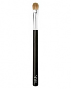 PINCEAU OMBRE À PAUPIÈRESCustom-designed to provide women with proper tools for a faster, more professional makeup application. Each brush is designed with only the finest quality of hairs and a delicately weighted handle to provide the necessary balance for professional and precise makeup application.Brush Type: Sable hair brush domed for smooth application to wide areas, the crease of the eye, and the perfect blending tool for seamless color.