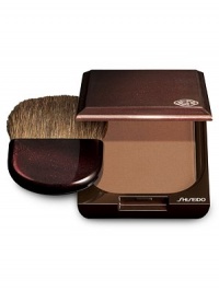 An oil-free bronzing powder that provides an all-day, air-brushed finish. Creates a natural, radiant sun-kissed look. Formulated with Soft Airy Powder for a perfectly even, natural finish. 
