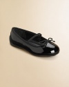 The timeless ballet flat in smooth, lustrous leather is finished with grosgrain trim and a stylish bow.Slip-on with elastic strapLeather upperLeather liningRubber solePadded insoleImported