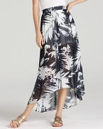 Wear the tropics all year round in this VINCE CAMUTO maxi skirt, emblazoned with a lush leaf pattern for a botanical feel.