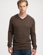 Make an impressive style statement, with this luxuriously soft v-neck pullover of wool and linen, that lends a laid-back, sophistication to your casual wear.V-neck85% wool/15% linenHand washImported