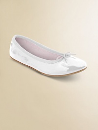 Simple, shiny flats with a tiny front bow.Leather upperAdjustable elastic tieLeather footbed and liningPadded insoleLeather and rubber soleImported Simple, shiny flats with a tiny front bow.Leather upperAdjustable elastic tieLeather footbed and liningPadded insoleLeather and rubber soleImported