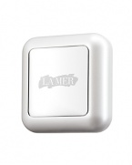 A treatment cream concealer that optically corrects dark circles and blemishes to create a naturally flawless finish.