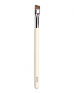 An ultra-flat, precisely angled brush that delivers a clean line around the lashes. Made of non-animal taklon.