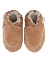 Keep him cozy. Made for comfort and muscle development, these moccasin shoes from Robeez make sure his feet stay feeling good.
