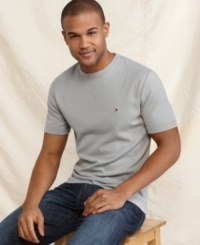 Relax in style with this basic t-shirt from Tommy Hilfiger.