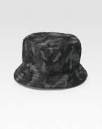 A bucket silhouette in camouflaged nylon with tonal colors and contemporary appeal. Stitched brim Made in Italy