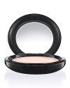 A velvety skin perfecting primer that instantly fills in fine lines and wrinkles. Contains powerful anti-oxidants, evens skintone and mattifies – while softening the skin. Convenient compact makes it perfect for on-the-go moments.
