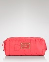 Styled in durable nylon, this MARC BY MARC JACOBS beauty bag is a pretty-practical cosmetic companion.