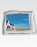 Surround a favorite photo with the easy elegance and classic beauty of this fine crystal frame. 5 X 7Imported