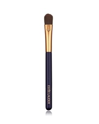 Small, tapered brush designed to precisely apply and easily blend concealer. Small, tapered brush designed to precisely apply and easily blend concealer.