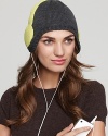 Exude cool-girl style in Echo's knit hat, featuring a headphone print and built-in speakers for easy listening.