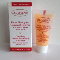 Clarins one step gentle exfoliating cleanser Mini 0.69 fl oz with orange extract Clarins one step gentle exfoliating cleanser Mini 0.69 fl oz with orange extract