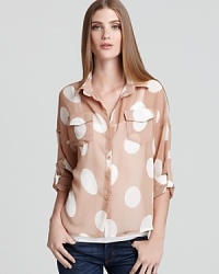 An oversize polka-dot print brings serious charm to this Vintage Havana top. An oversize polka-dot print brings serious charm to this Vintage Havana top.