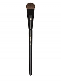 This full, natural-bristled brush is the ideal partner to all eye shadows. It quickly and evenly applies shadow to the lid for a smooth, flawless look. This full, natural-bristled brush is the ideal partner to all eye shadows. It quickly and evenly applies shadow to the lid for a smooth, flawless look.