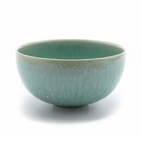 Display the fruits of your culinary labor in this attractive and elegant, softly toned serving bowl from Jars.