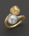 A gleaming freshwater pearl and a gorgeously textured gold bead meet on this 18K yellow gold ring from the Africa Pearl Collection.