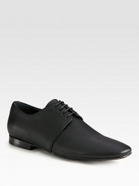Timeless lace-up design rendered in superior Italian leather.Leather upperPadded insoleLeather soleMade in Italy Timeless lace-up design rendered in superior Italian leather.Leather upperPadded insoleLeather soleMade in Italy