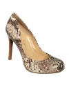 A seductive silhouette with a sexy finish. Jessica Simpson's Calie single sole pumps are perfect for day or night.