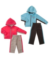 Deck your little sport out in cozy comfort with this fun fleece hoodie and pant set from Nike.