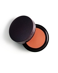 Laura Mercier Under Eye Perfector is a unique cream designed to help conceal, awaken and provide complete coverage for even the most intense dark eye area. Taken from Laura's personal technique of mixing a touch of pigment into concealer for problem areas, she has created two highly pigmented shades that work with a range of skin tones. Laura Mercier Under Eye Perfector is a unique cream designed to help conceal, awaken and provide complete coverage for even the most intense dark eye area. Taken from Laura's personal technique of mixing a touch of pigment into concealer for problem areas, she has created two highly pigmented shades that work with a range of skin tones.