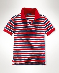The timelessly preppy short-sleeved polo shirt in striped cotton mesh. The timelessly preppy short-sleeved polo shirt in striped cotton mesh.
