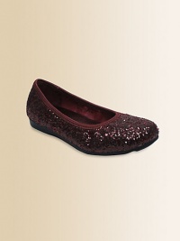 She'll have twinkle toes in these classic ballerina flats with a glam glitter finish.Fabric upperFaux leather liningRubber solePadded insoleNike Air technologyImported She'll have twinkle toes in these classic ballerina flats with a glam glitter finish.Fabric upperFaux leather liningRubber solePadded insoleNike Air technologyImported