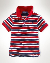 The timelessly preppy short-sleeved polo shirt in striped cotton mesh. The timelessly preppy short-sleeved polo shirt in striped cotton mesh.