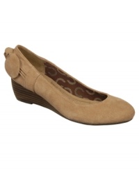 With their chic yet comfortable kitten wedge heel, we think Dr. Scholl's Mina wedges are the cat's meow! Bedecked with a bow detail in the back, they're a fun, flirty look you can wear to work or on weekends. With their chic yet comfortable kitten wedge heel, we think Dr. Scholl's Mina wedges are the cat's meow! Bedecked with a bow detail in the back, they're a fun, flirty look you can wear to work or on weekends.