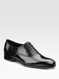Dress sophistication with a polished touch and one-piece leather construction. Leather lining Padded insole Leather sole Made in Italy Dress sophistication with a polished touch and one-piece leather construction. Leather lining Padded insole Leather sole Made in Italy