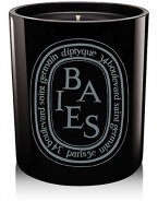 The classic Baies scent presented in a mouth-blown glass colored during production for a shiny finish that lets you see the candle flame. Baies scent recalls the scent of a rose garden by the water's edge. The rose gives off an imposing presence that is ideally balanced by the cool notes of blackcurrant leaves.