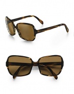 Retro chic style with this plastic frame. Available in cocobolo with brown polarized lens. 100% UV protection Imported 