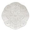 Pretty floral patterns pay homage to the beauty of some of the world's most famous gardens in a variety of floral patterns. This Jardins Du Monde Landriana dessert plate is a great addition to your table, set with wit and style.