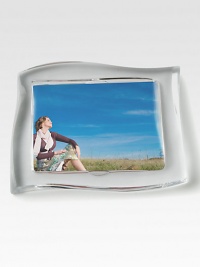 Surround a favorite photo with the easy elegance and classic beauty of this fine crystal frame. 5 X 7Imported