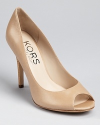 A sophisticated classic from KORS Michael Kors, rendered in neutral-hued leather that pairs well with pretty much anything. A sophisticated classic from KORS Michael Kors, rendered in neutral-hued leather that pairs well with pretty much anything.