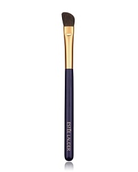 Angled brush sweeps on powder eyeshadow for allover base application plus definition on the outer lid and crease. Angled brush sweeps on powder eyeshadow for allover base application plus definition on the outer lid and crease.