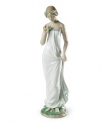 A vision of grace with a flowing white dress and flowers in her hair, the Beautiful Gloria figurine from Lladro adds a feminine touch to any setting.