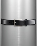 Feather-edged leather belt in semi shine smooth leather. Polished silver harness buckle with engraved logo.