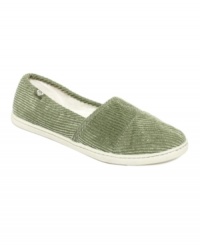 Just the thing a girl needs in her comfy shoe collection. Roxy's Pier slip-on skimmer flats feature a textured fabric upper that really pops against the white sole. Just the thing a girl needs in her comfy shoe collection. Roxy's Pier slip-on skimmer flats feature a textured fabric upper that really pops against the white sole.