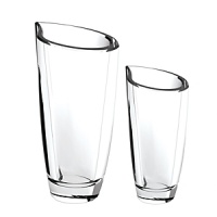 With its tear shaped opening, Drop giftware is the essence of restraint and sensitivity of form. A high-quality crystal series with any number of uses, and especially fine as a solitaire piece for the coffee table. With its tear shaped opening, Drop giftware is the essence of restraint and sensitivity of form. A high-quality crystal series with any number of uses, and especially fine as a solitaire piece for the coffee table.